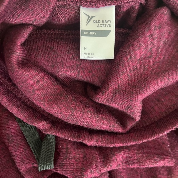 Old navy, size Medium, maroon, active wear, excellent used condition - Picture 3 of 3